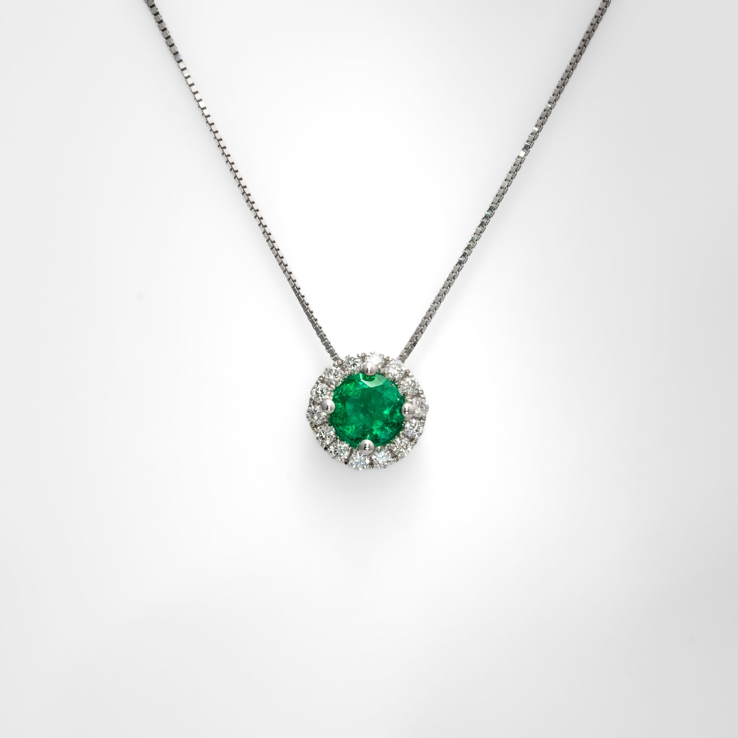 Dije con cadena oro blanco con esmeralda y diamantes naturales - DOB061