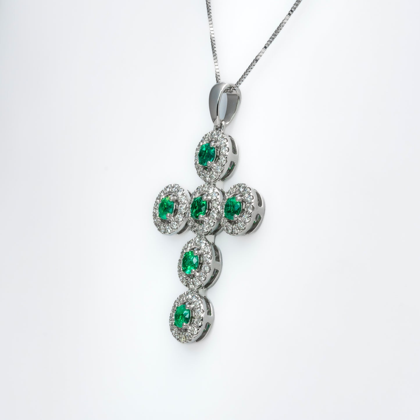 Dije oro blanco con esmeralda y diamantes naturales - DOB062