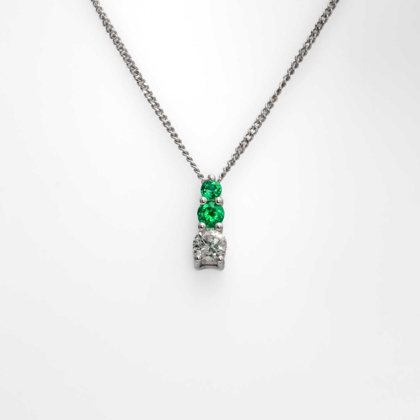 Dije con cadena oro blanco con esmeraldas y diamantes naturales - DOB064