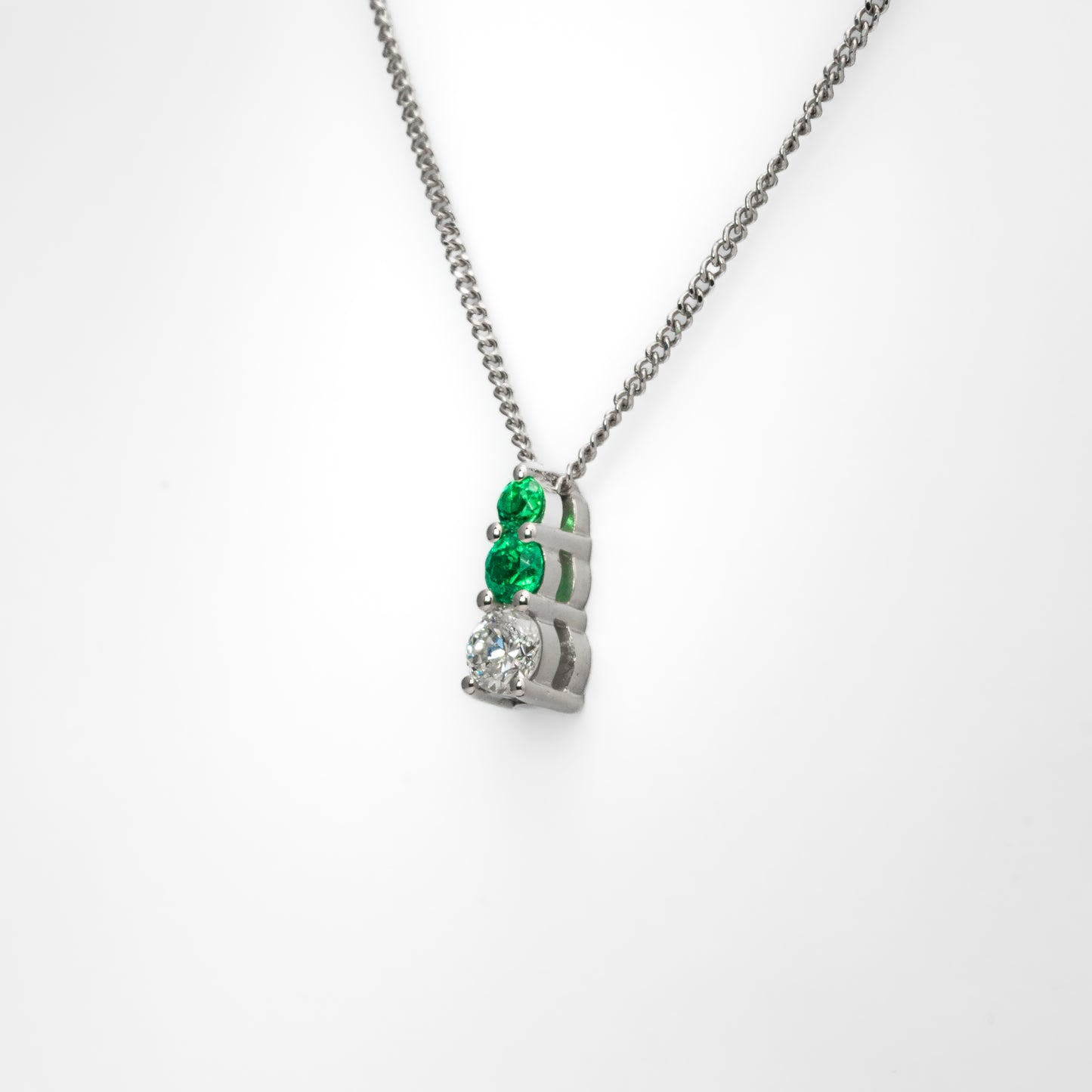 Dije con cadena oro blanco con esmeraldas y diamantes naturales - DOB064