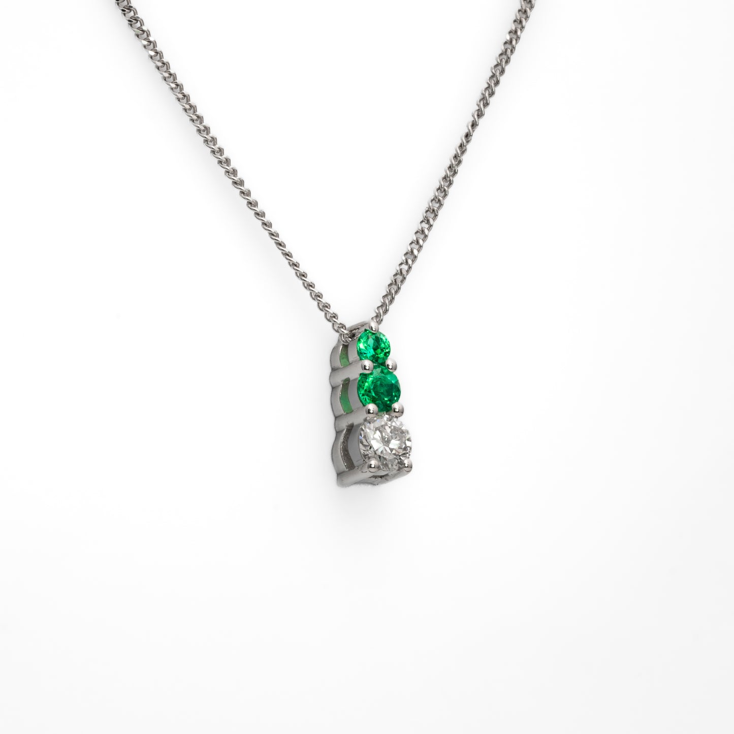 Dije con cadena oro blanco con esmeraldas y diamantes naturales - DOB064