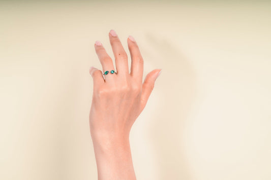 Anillo abierto oro blanco con esmeraldas naturales - ANB013 - Etherna