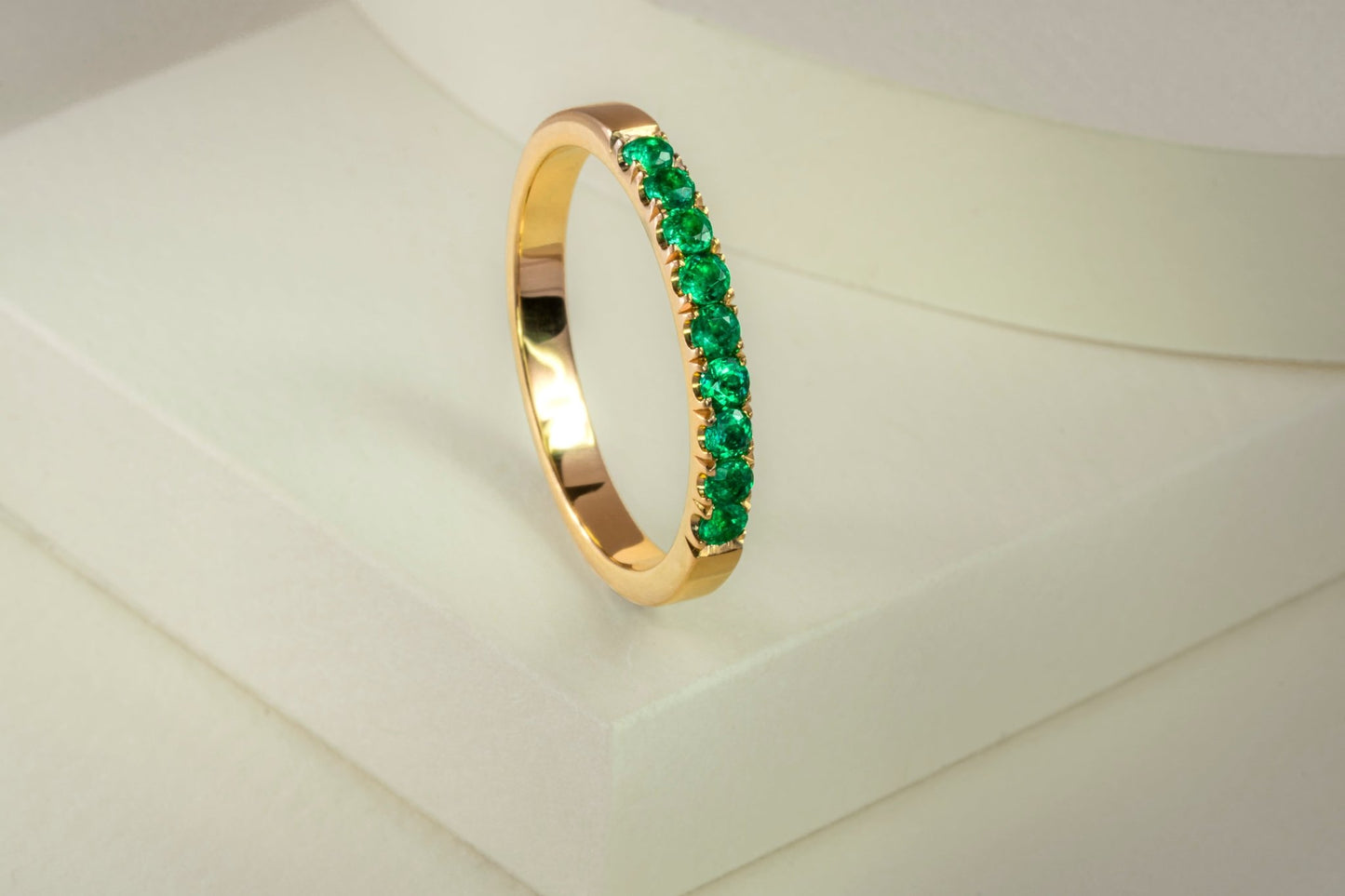 Anillo cintillo oro amarillo con esmeraldas naturales - ANA159 - Etherna