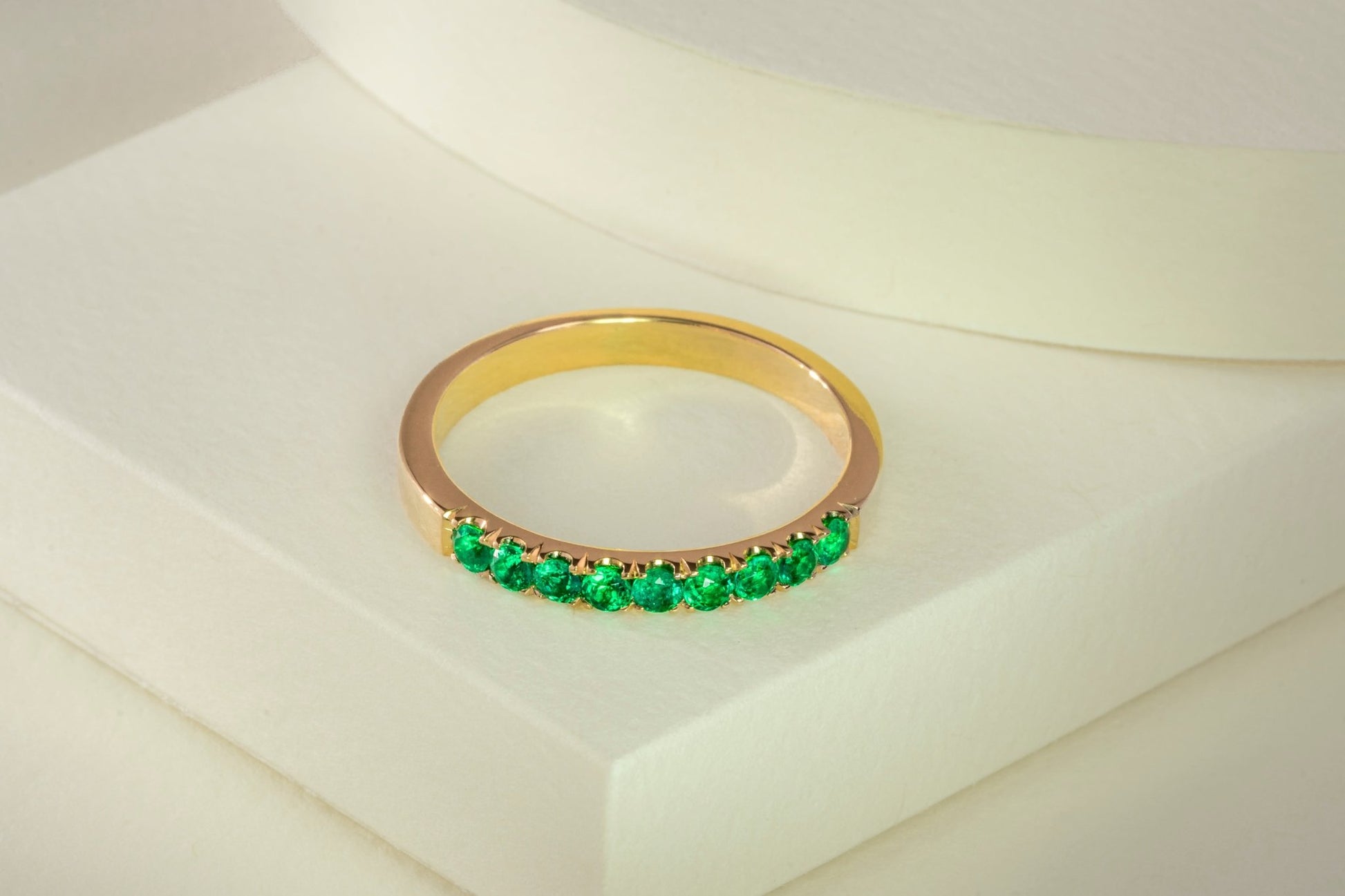 Anillo cintillo oro amarillo con esmeraldas naturales - ANA159 - Etherna