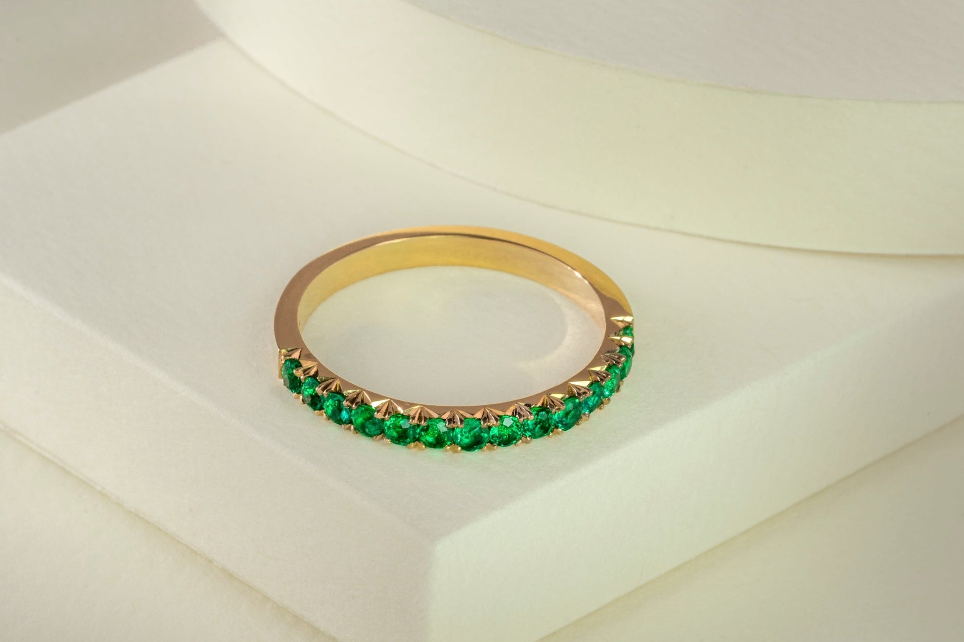 Anillo cintillo oro amarillo con esmeraldas naturales - ANA160 - Etherna