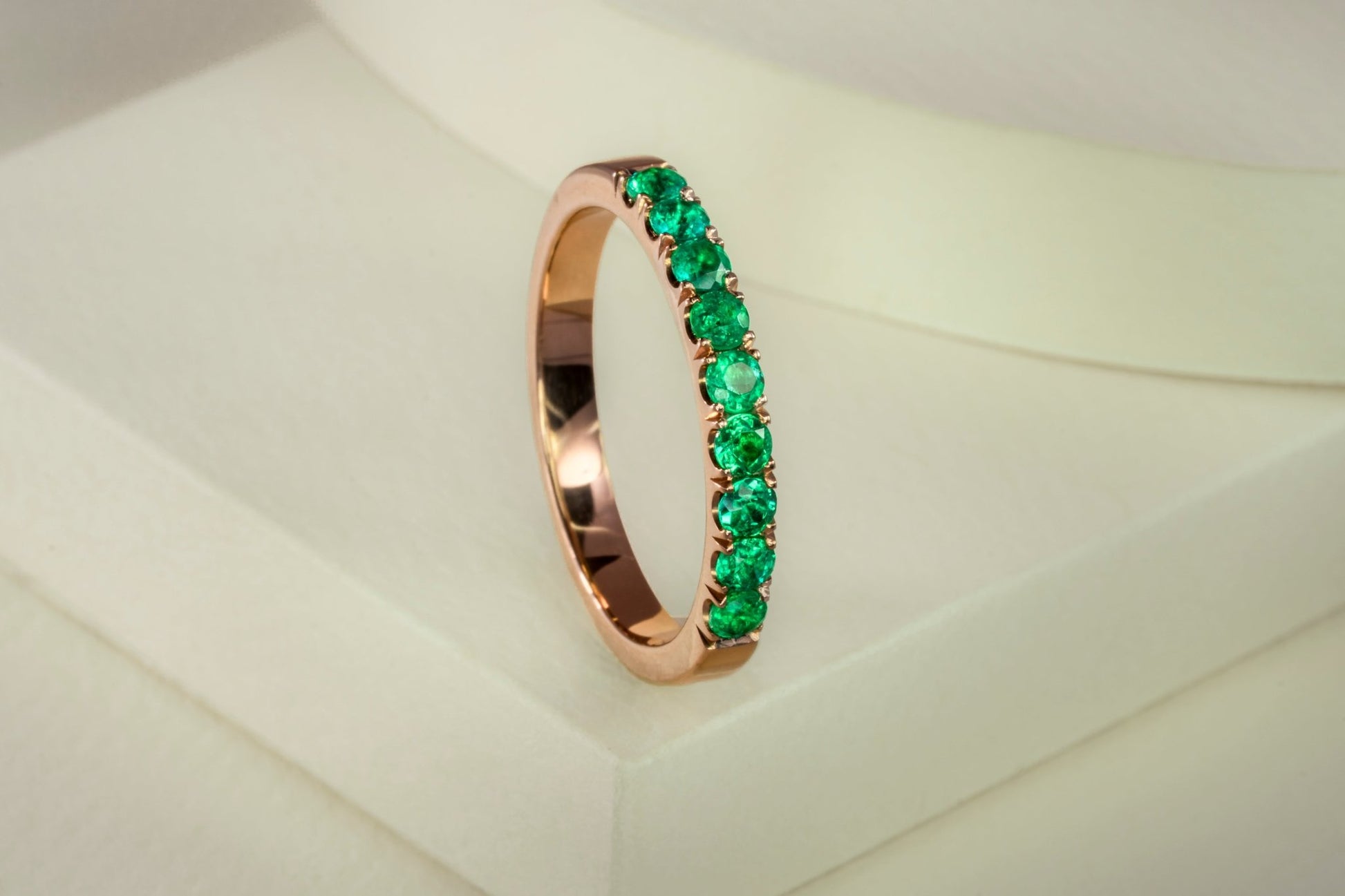 Anillo cintillo oro rosado con esmeraldas naturales - ANR002 - Etherna