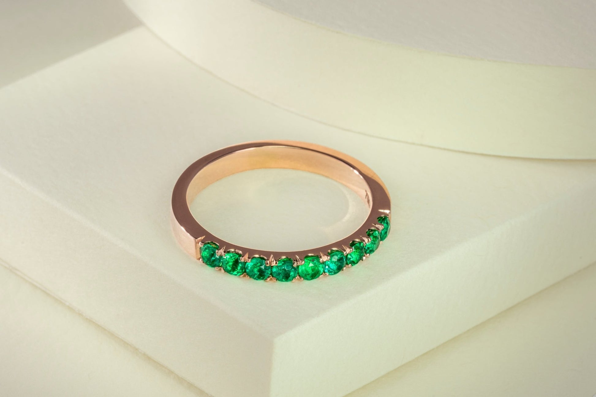 Anillo cintillo oro rosado con esmeraldas naturales - ANR002 - Etherna