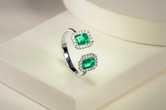 Anillo cluster abierto oro blanco con esmeralda y diamantes naturales - ANB063 - Etherna