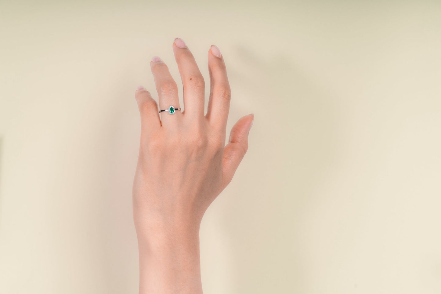 Anillo cluster abierto oro blanco con esmeralda y diamantes naturales - ANB068 - Etherna