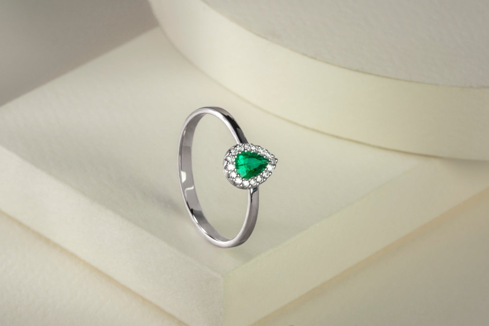 Anillo cluster abierto oro blanco con esmeralda y diamantes naturales - ANB068 - Etherna