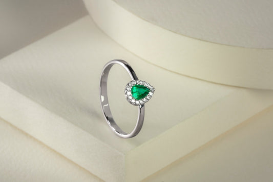 Anillo cluster abierto oro blanco con esmeralda y diamantes naturales - ANB068 - Etherna
