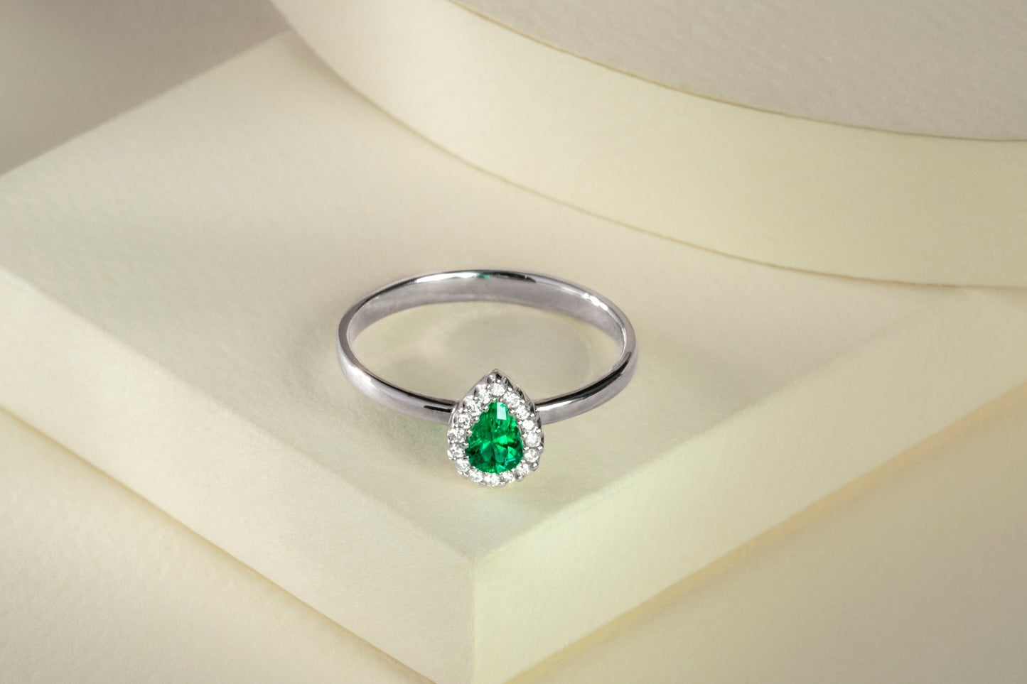 Anillo cluster abierto oro blanco con esmeralda y diamantes naturales - ANB068 - Etherna