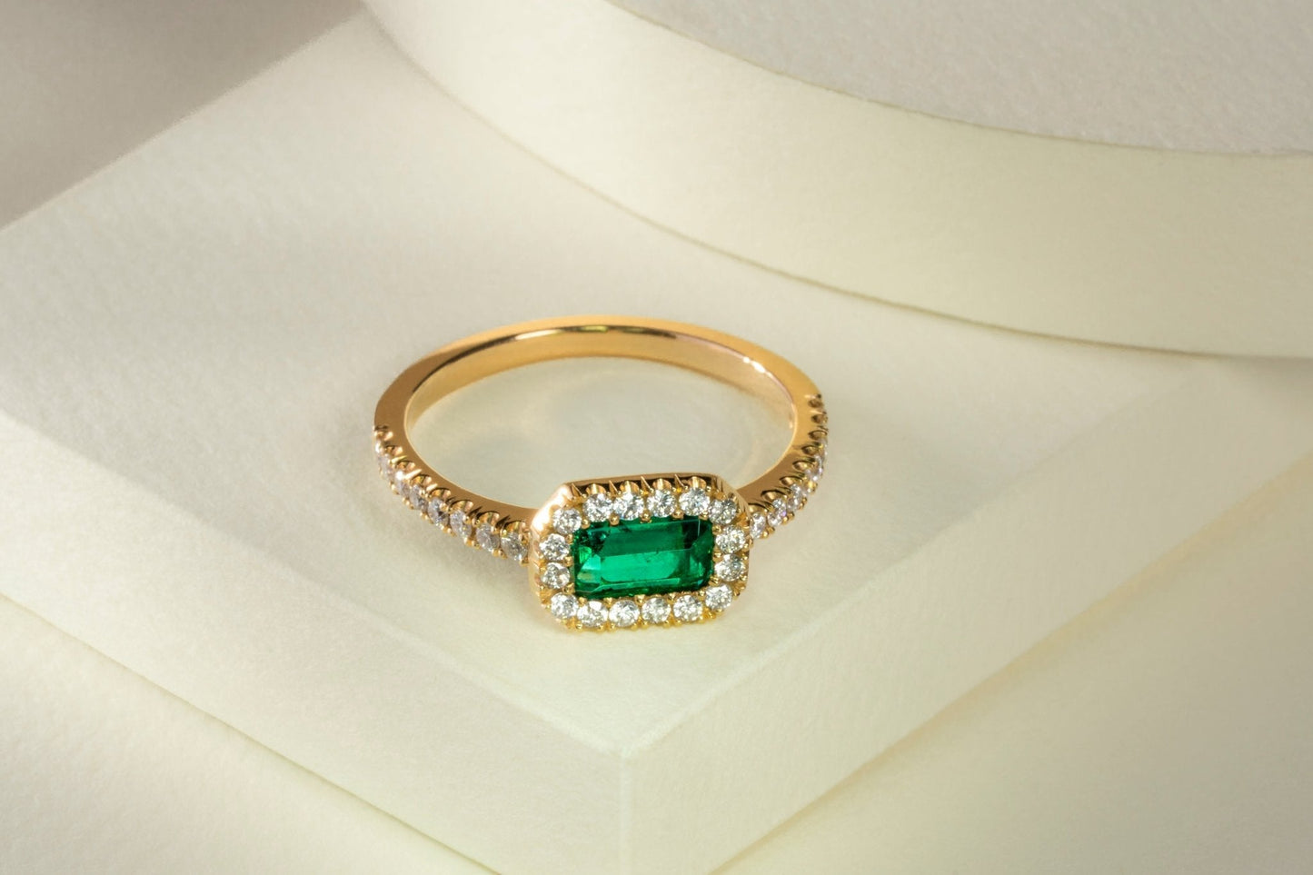 Anillo cluster oro amarillo con esmeralda y diamantes naturales - ANA033 - Etherna