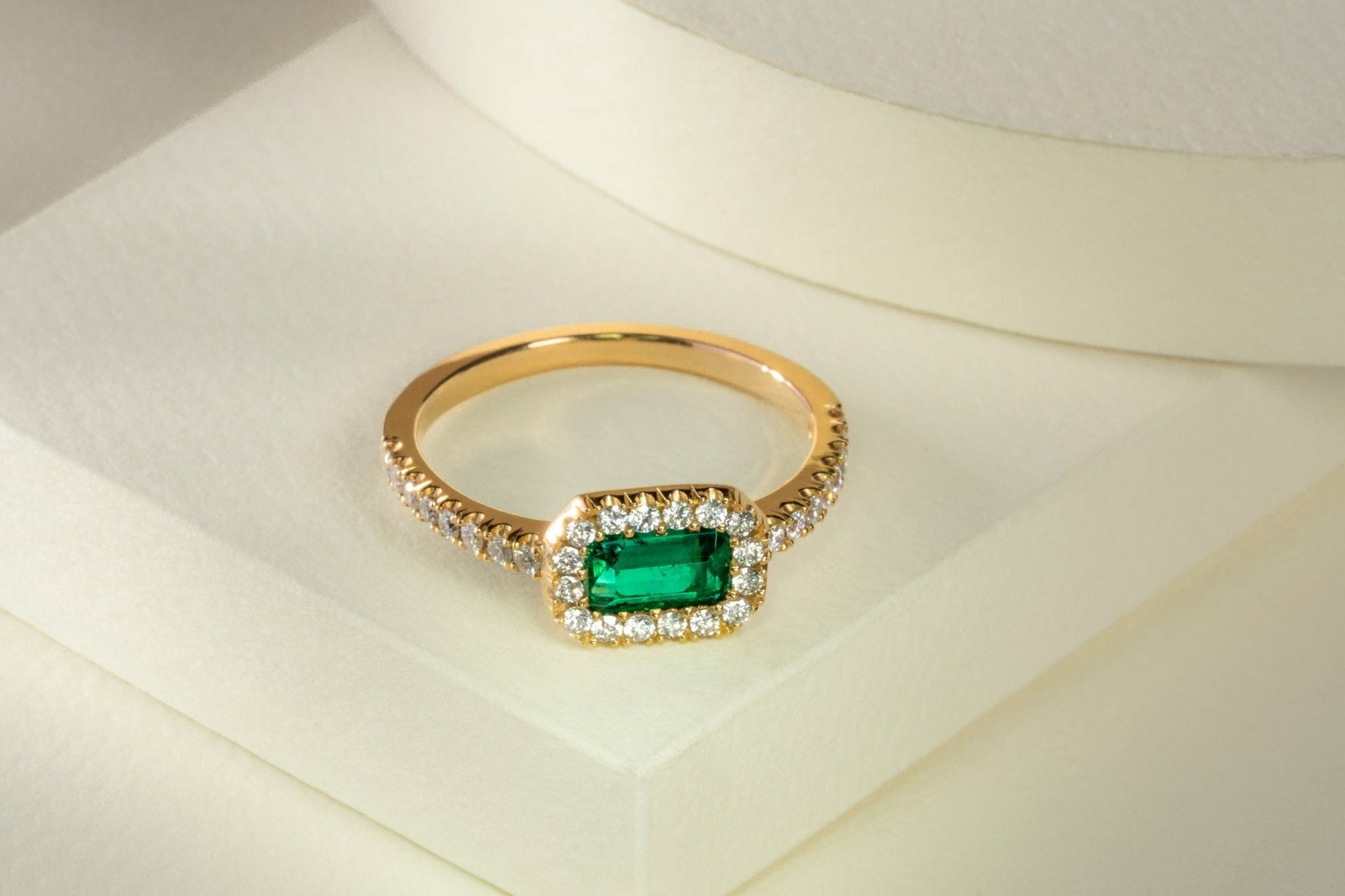 Anillo cluster oro amarillo con esmeralda y diamantes naturales - ANA033 - Etherna