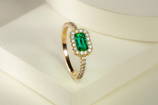 Anillo cluster oro amarillo con esmeralda y diamantes naturales - ANA033 - Etherna
