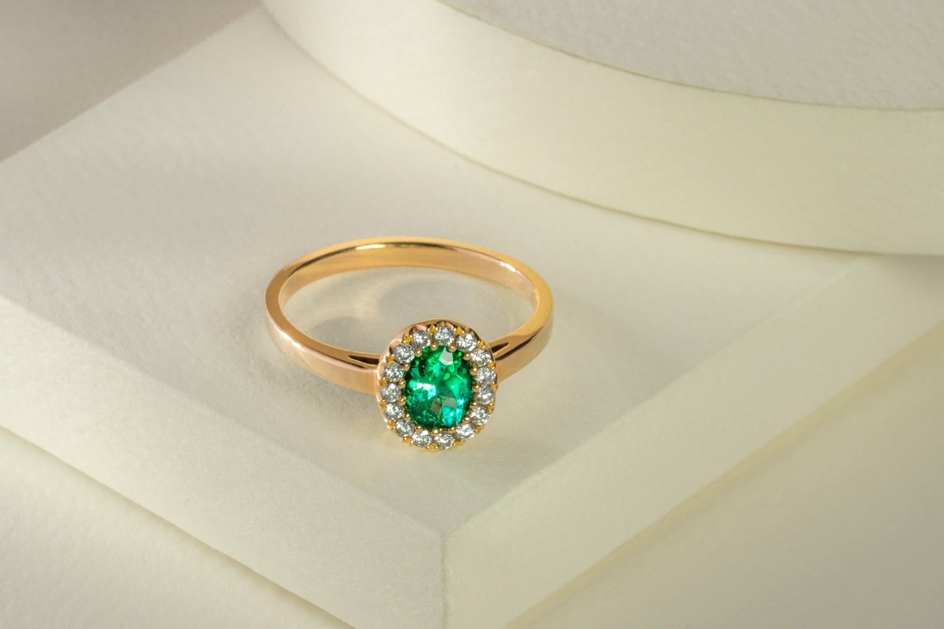 Anillo cluster oro amarillo con esmeralda y diamantes naturales - ANA058 - Etherna