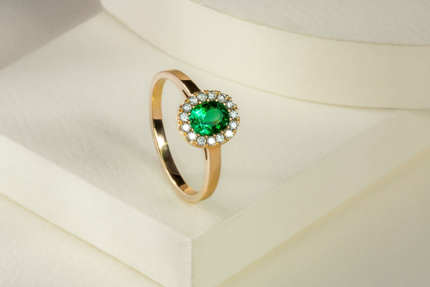 Anillo cluster oro amarillo con esmeralda y diamantes naturales - ANA058 - Etherna