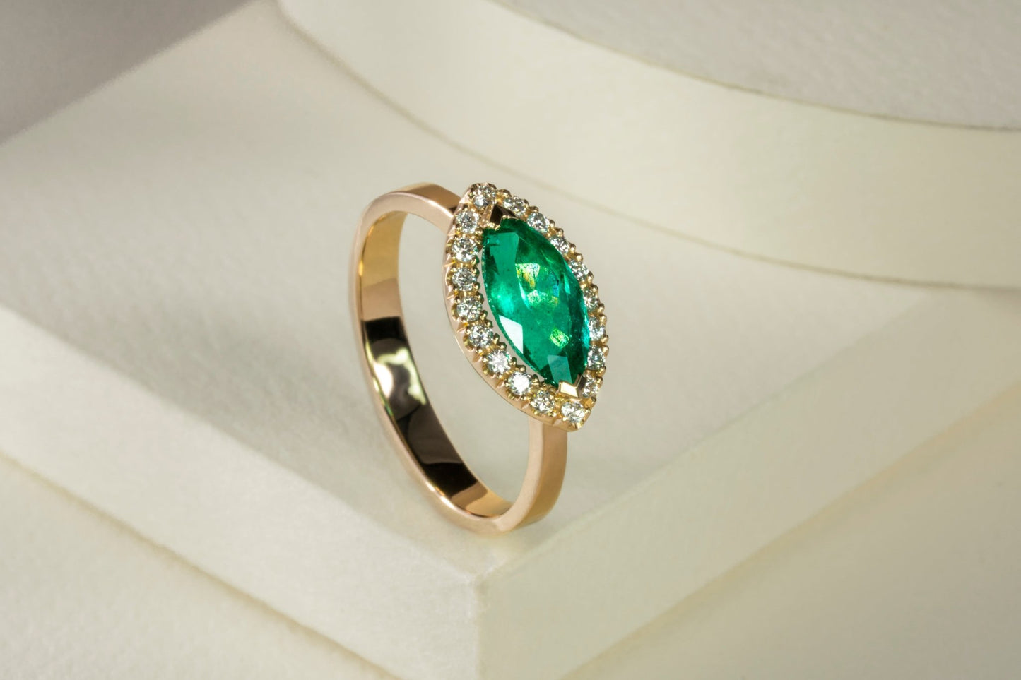 Anillo cluster oro amarillo con esmeralda y diamantes naturales - ANA073 - Etherna