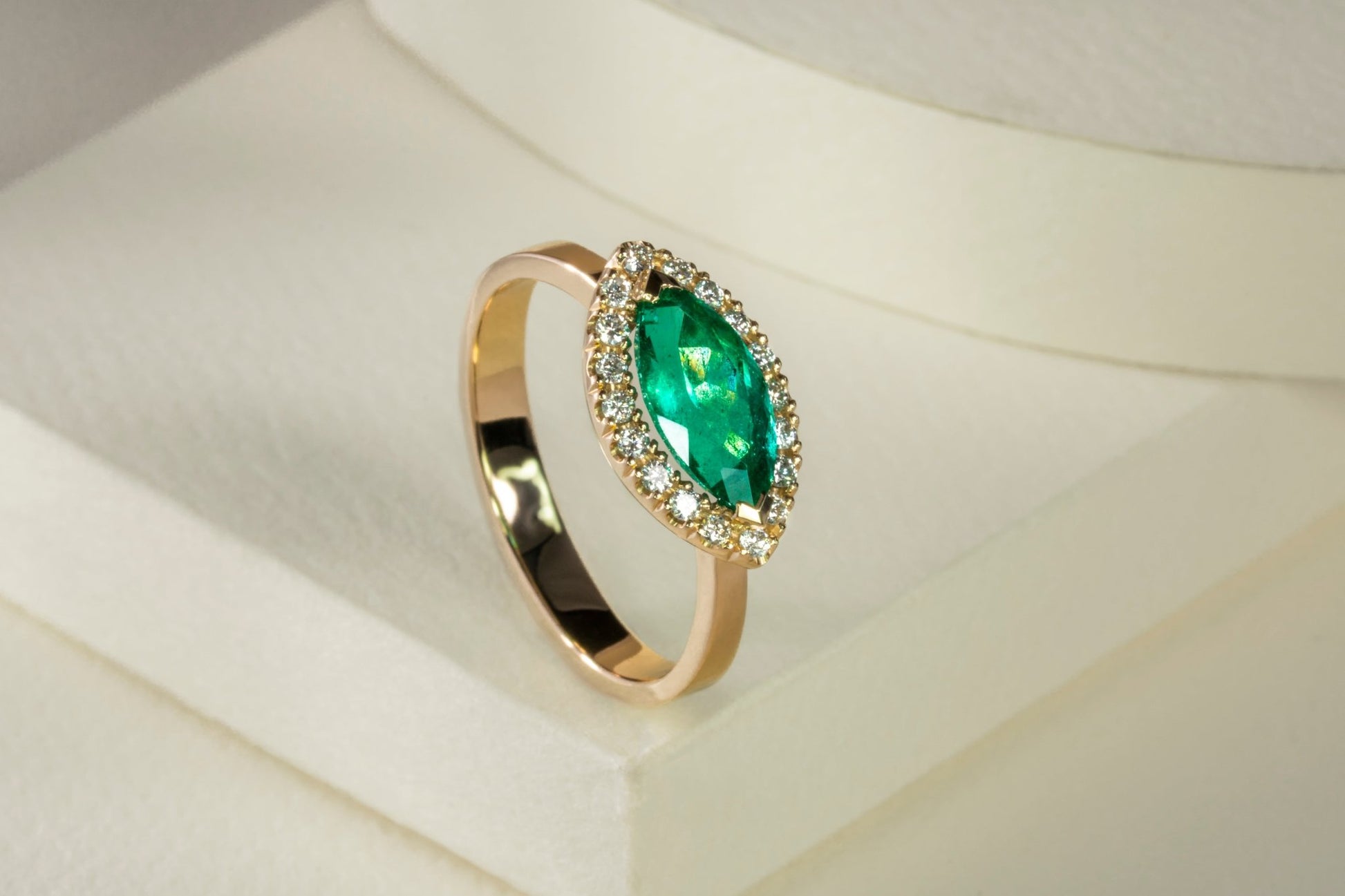 Anillo cluster oro amarillo con esmeralda y diamantes naturales - ANA073 - Etherna