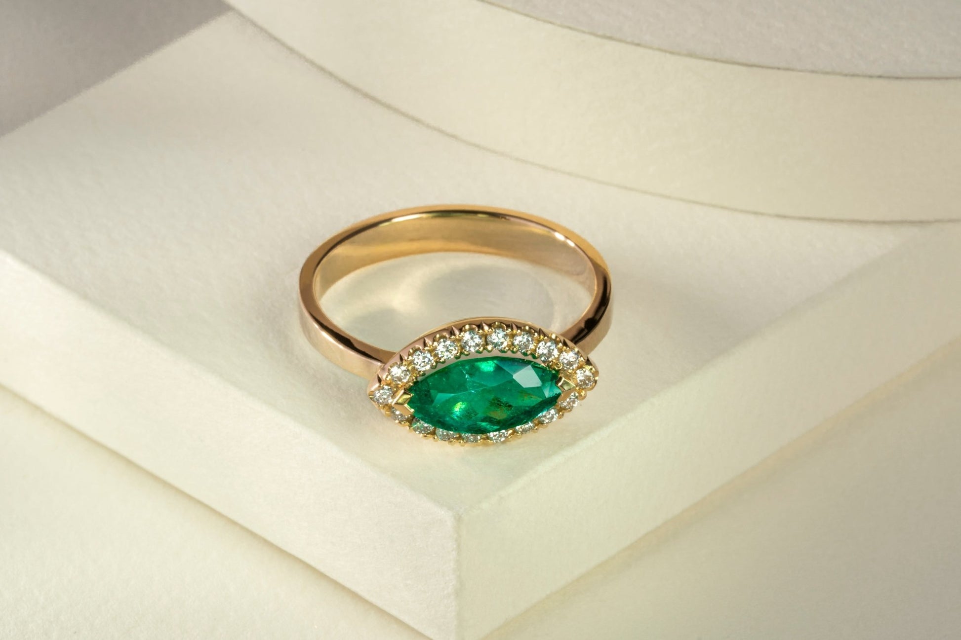 Anillo cluster oro amarillo con esmeralda y diamantes naturales - ANA073 - Etherna