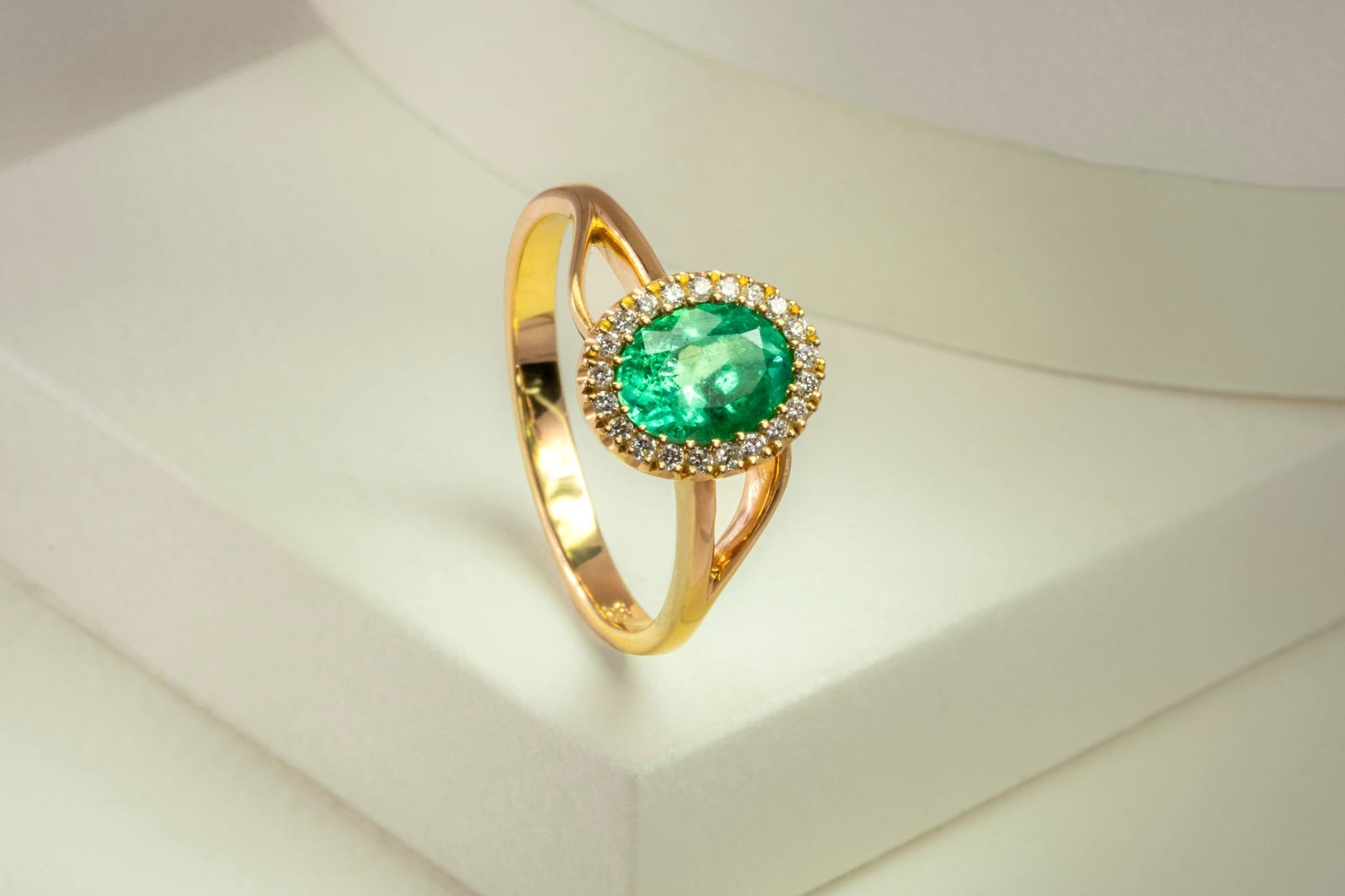 Anillo cluster oro amarillo con esmeralda y diamantes naturales - ANA148 - Etherna