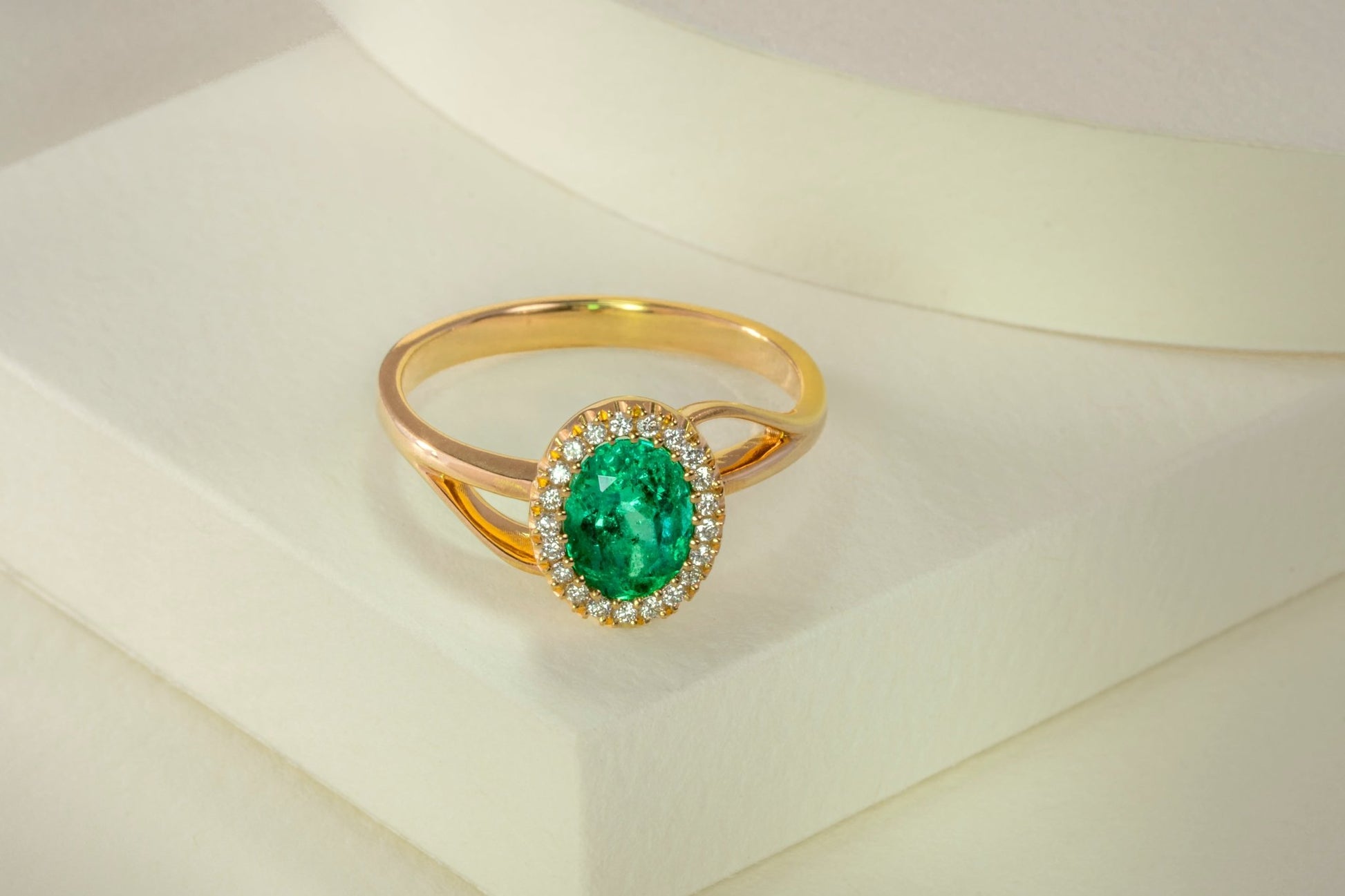 Anillo cluster oro amarillo con esmeralda y diamantes naturales - ANA148 - Etherna