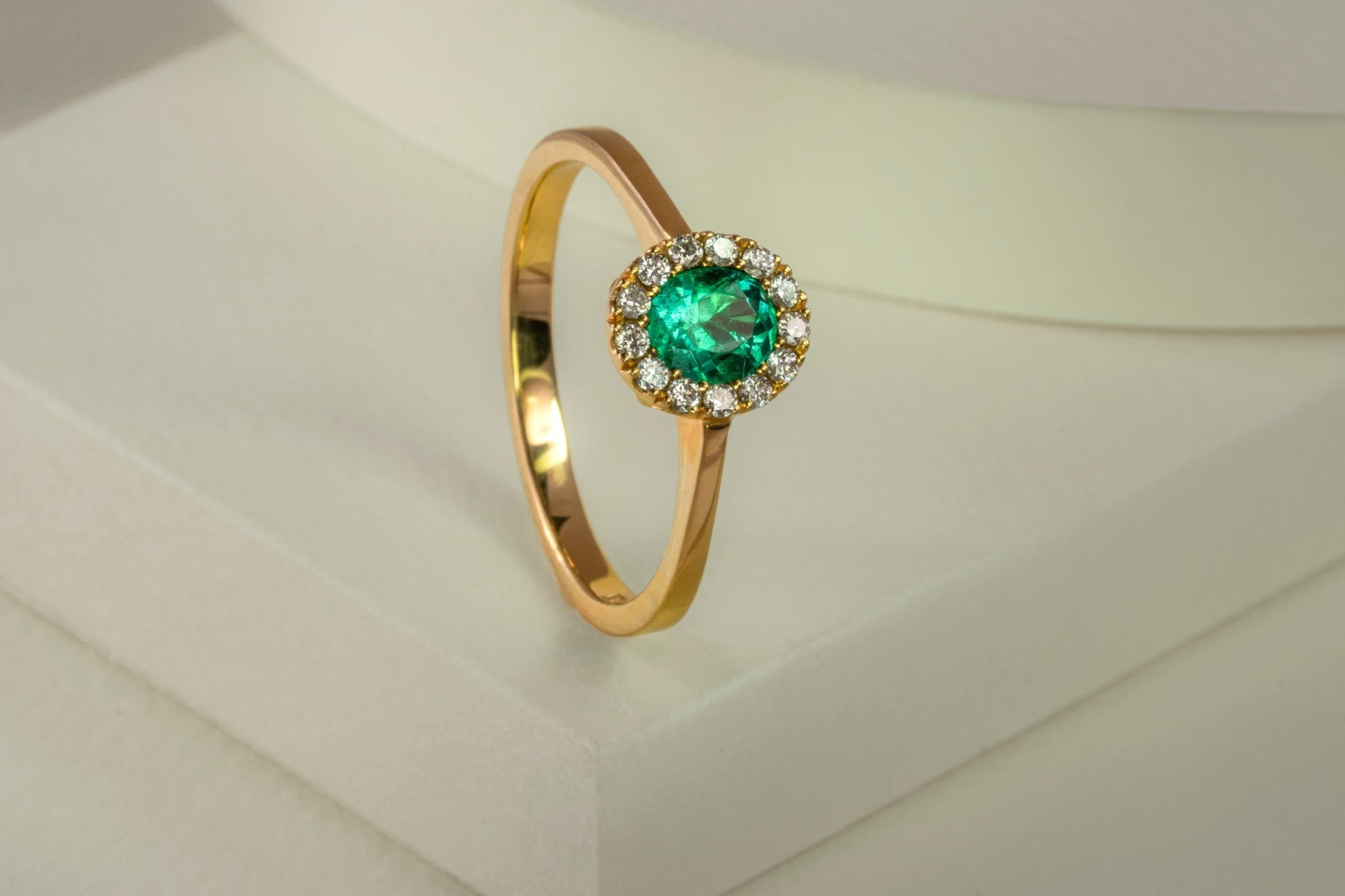 Anillo cluster oro amarillo con esmeralda y diamantes naturales - ANA153 - Etherna