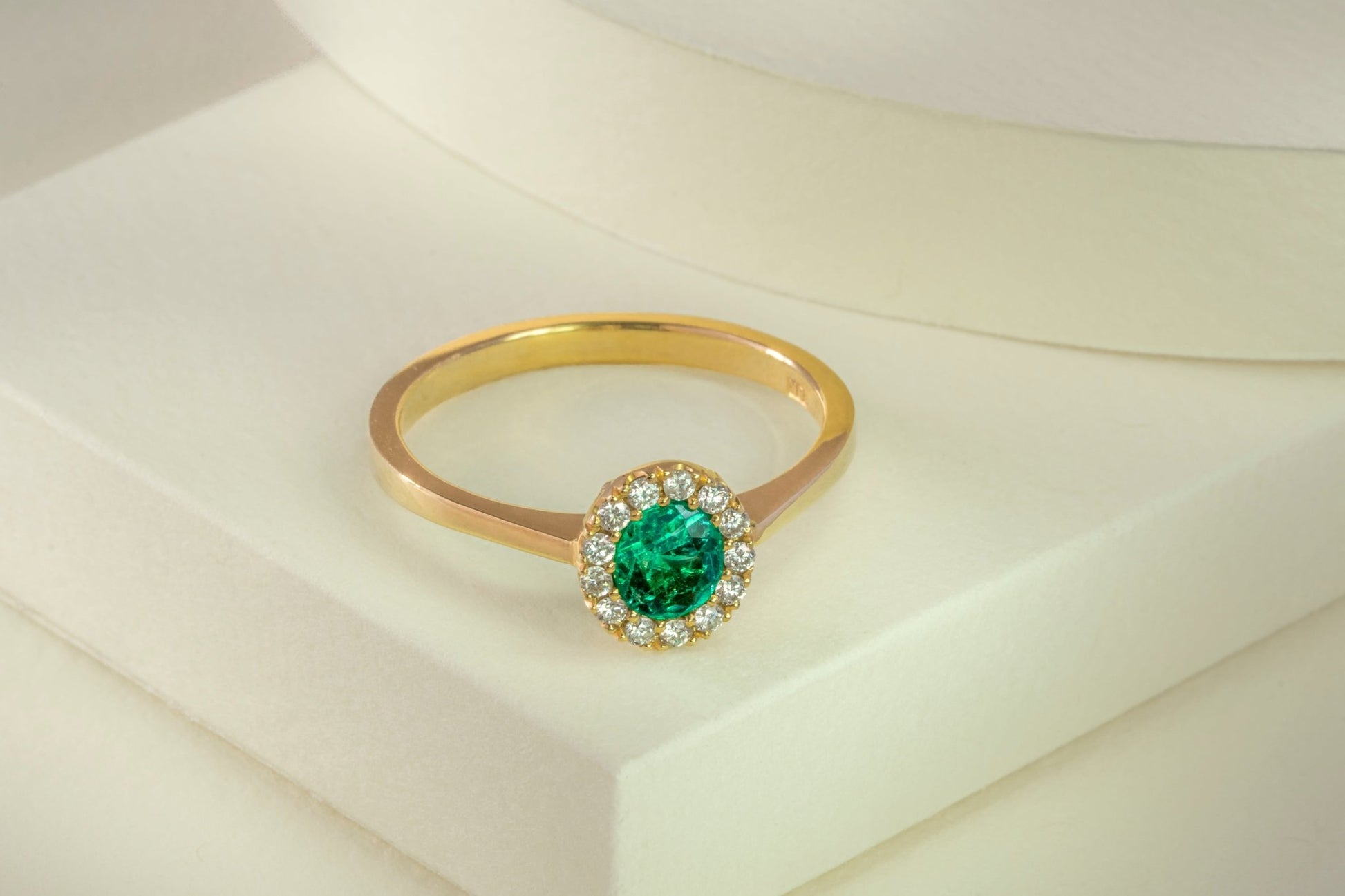 Anillo cluster oro amarillo con esmeralda y diamantes naturales - ANA153 - Etherna