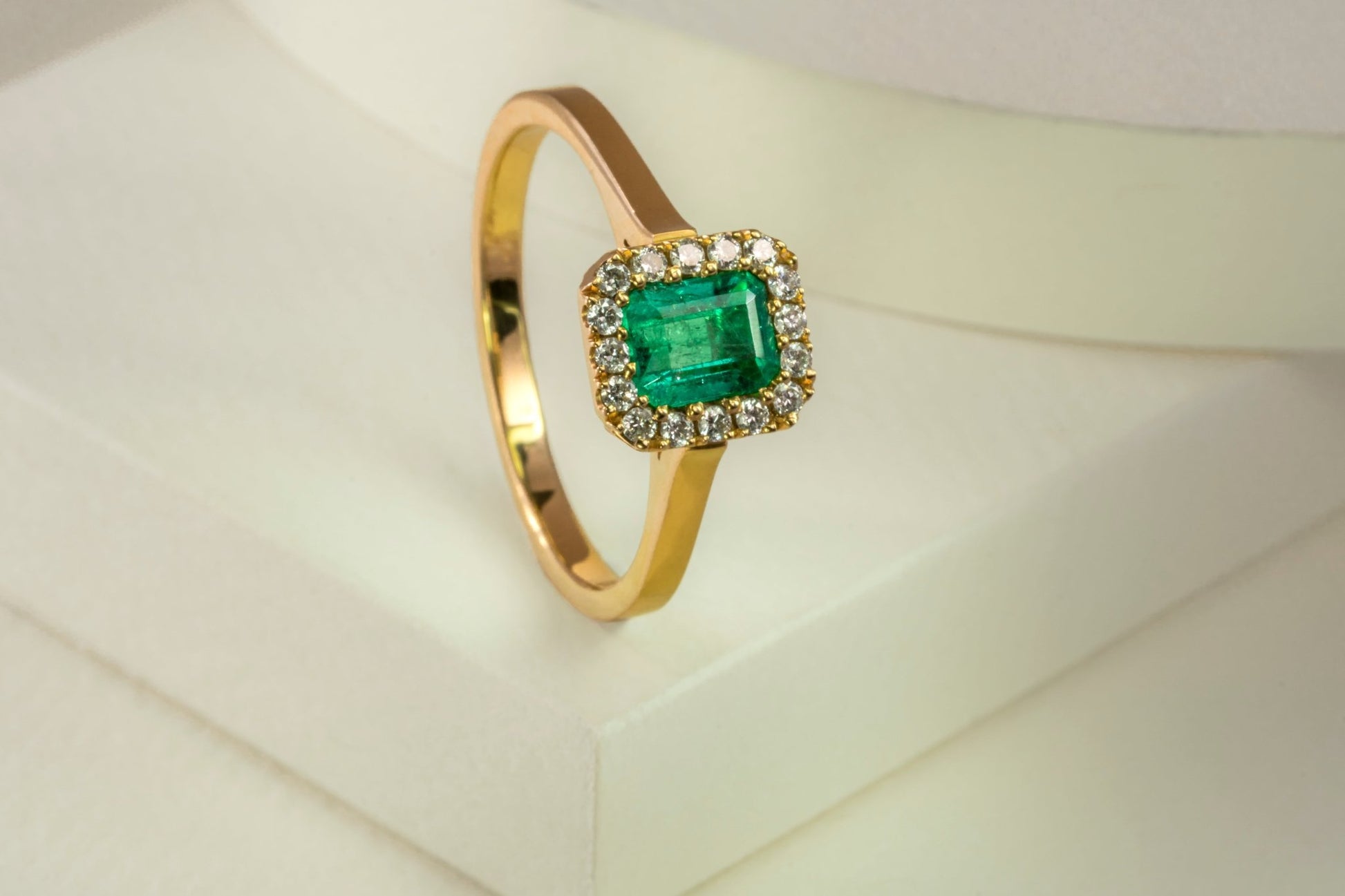 Anillo cluster oro amarillo con esmeralda y diamantes naturales - ANA154 - Etherna