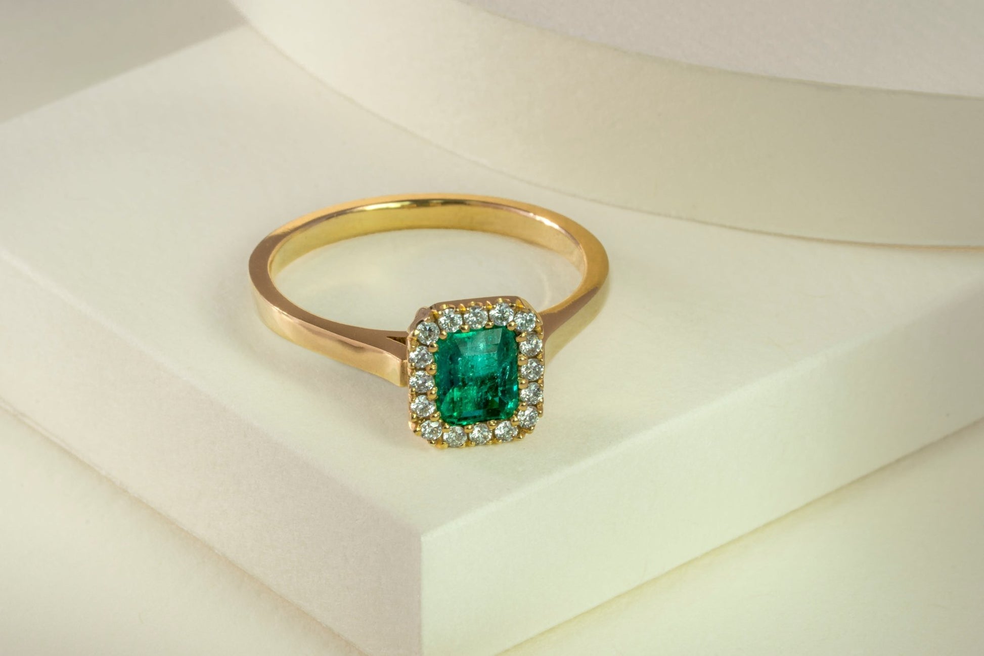 Anillo cluster oro amarillo con esmeralda y diamantes naturales - ANA154 - Etherna