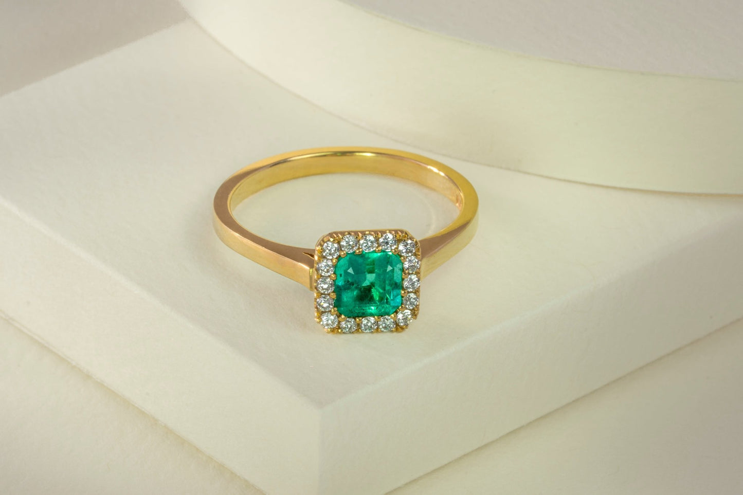 Anillo cluster oro amarillo con esmeralda y diamantes naturales - ANA155 - Etherna