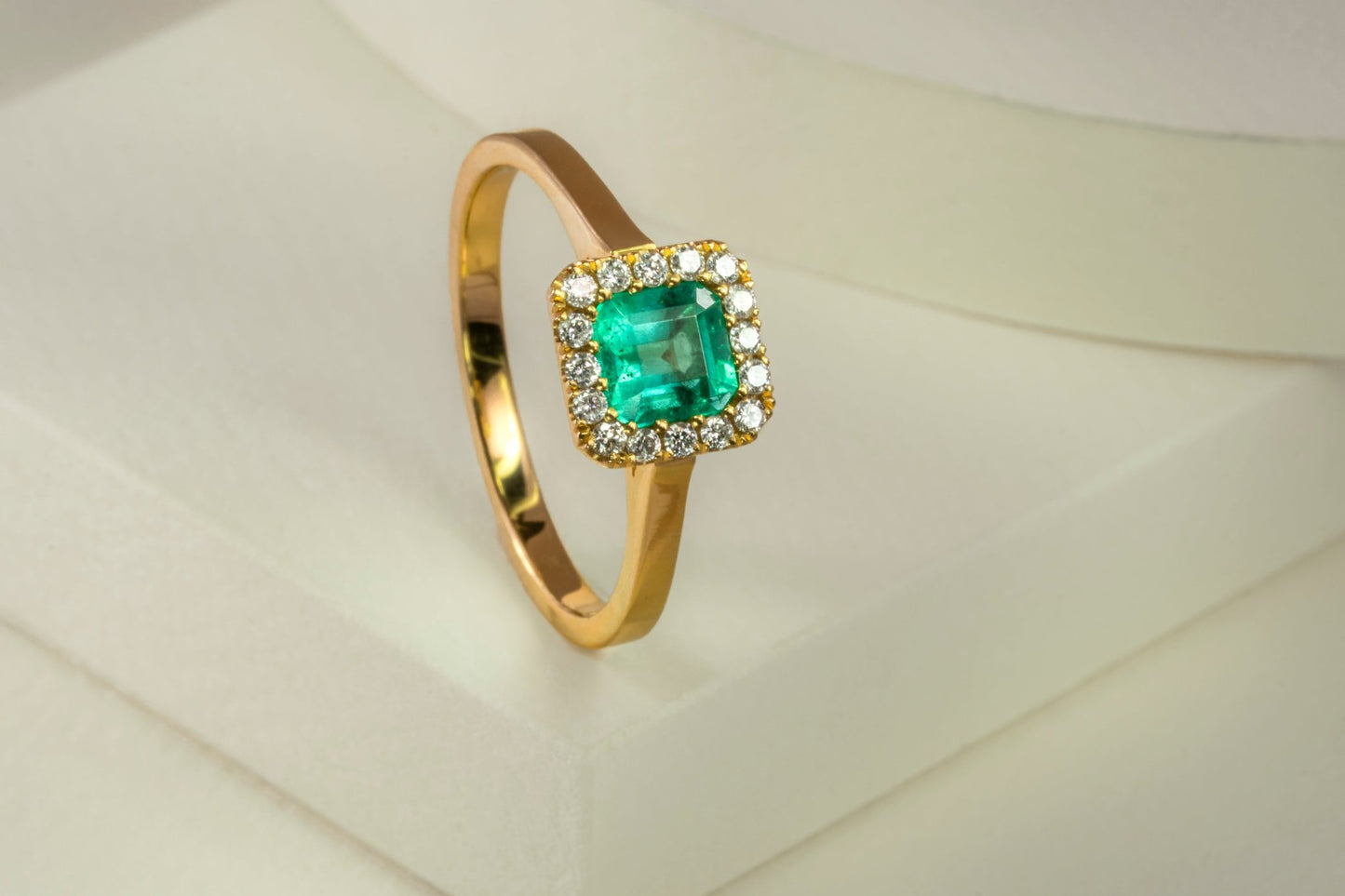 Anillo cluster oro amarillo con esmeralda y diamantes naturales - ANA155 - Etherna