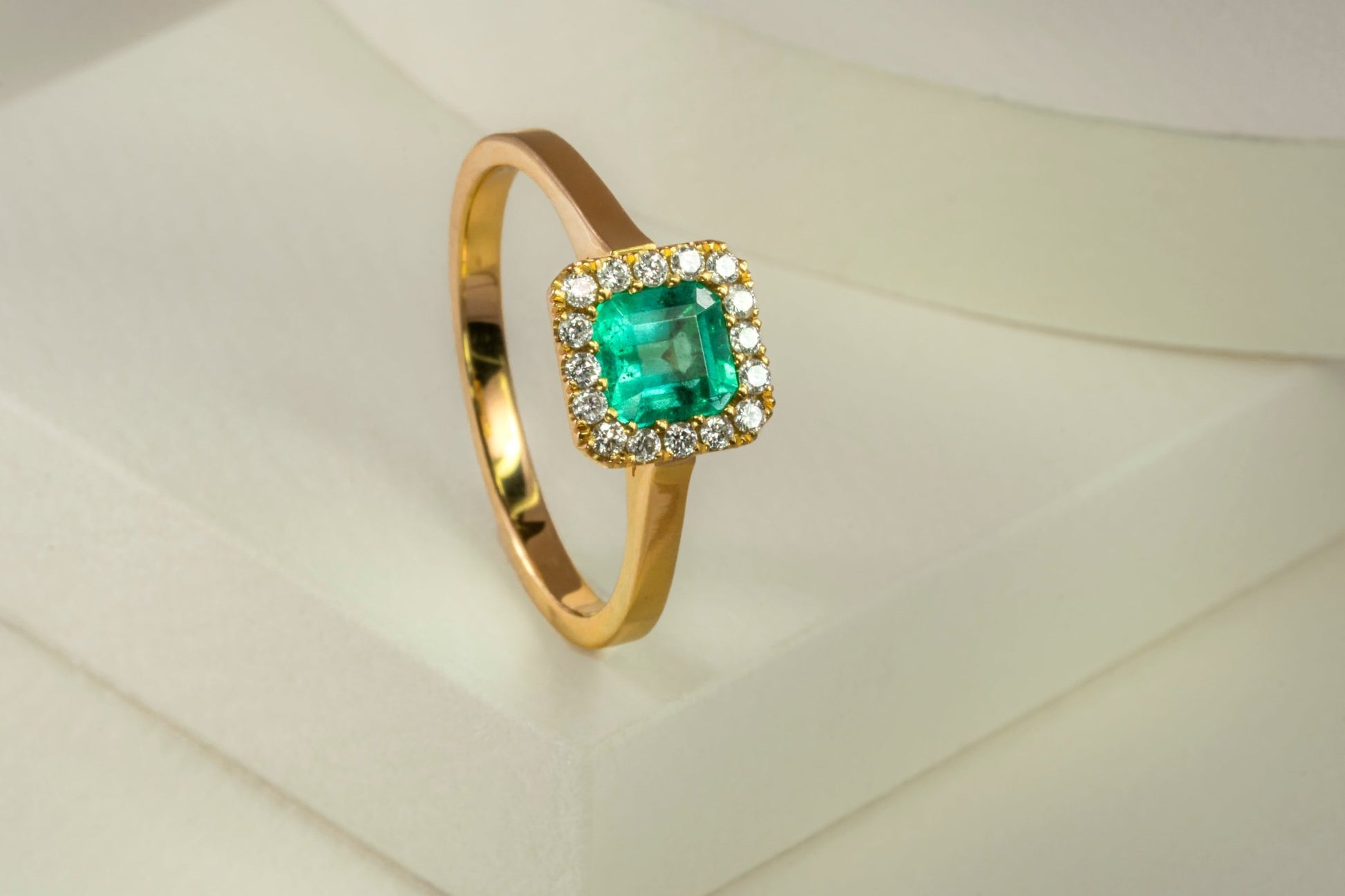 Anillo cluster oro amarillo con esmeralda y diamantes naturales - ANA155 - Etherna