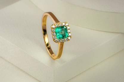 Anillo cluster oro amarillo con esmeralda y diamantes naturales - ANA155 - Etherna