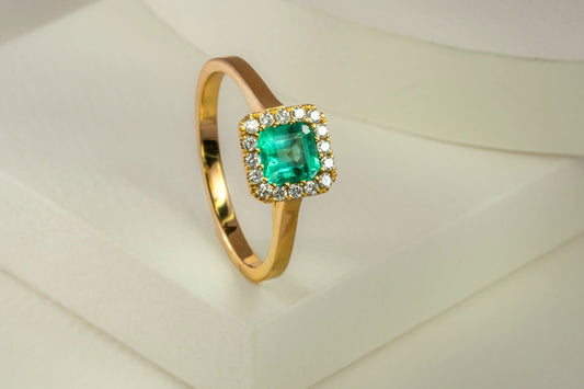 Anillo cluster oro amarillo con esmeralda y diamantes naturales - ANA155 - Etherna