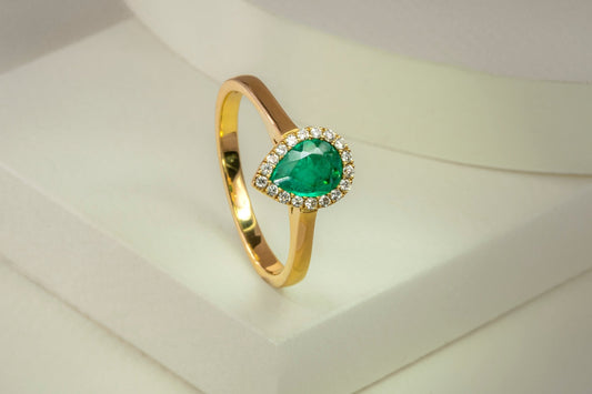 Anillo cluster oro amarillo con esmeralda y diamantes naturales - ANA156 - Etherna