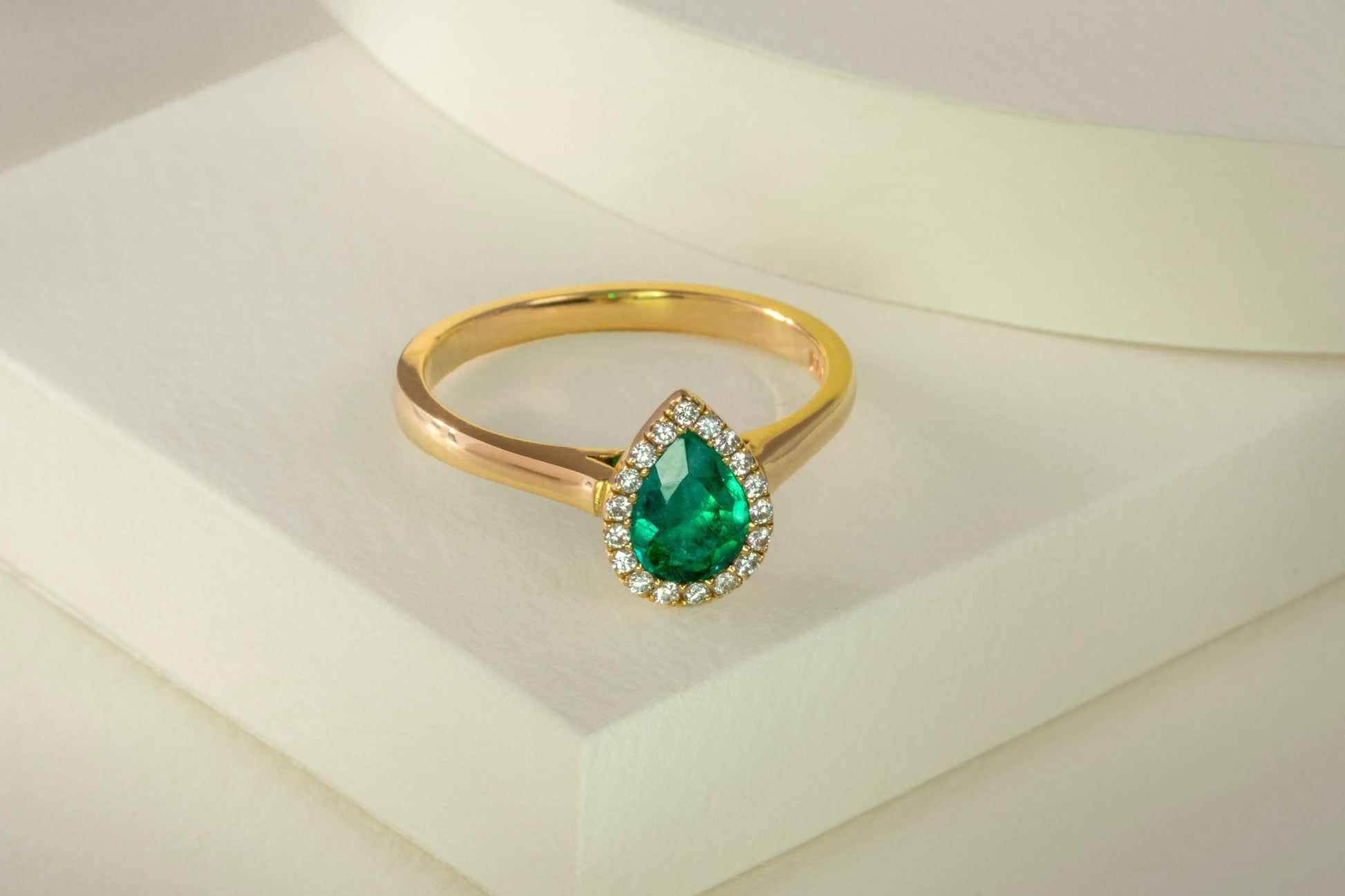 Anillo cluster oro amarillo con esmeralda y diamantes naturales - ANA156 - Etherna