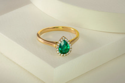 Anillo cluster oro amarillo con esmeralda y diamantes naturales - ANA156 - Etherna