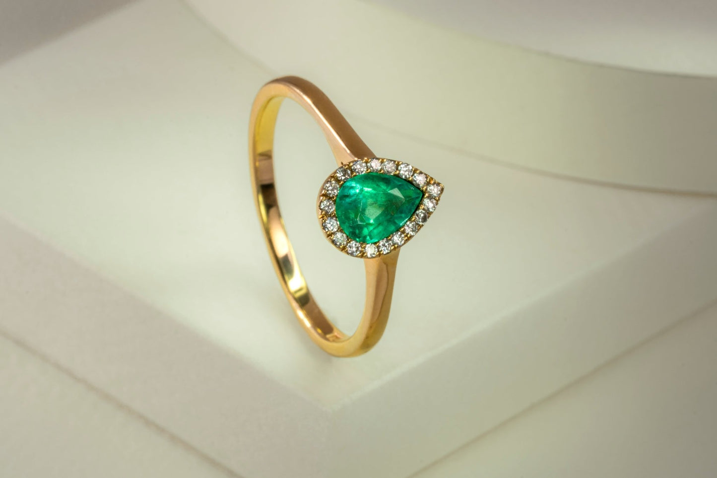 Anillo cluster oro amarillo con esmeralda y diamantes naturales - ANA157 - Etherna
