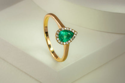 Anillo cluster oro amarillo con esmeralda y diamantes naturales - ANA157 - Etherna