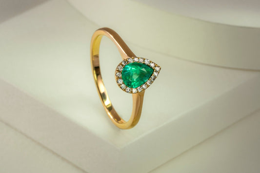 Anillo cluster oro amarillo con esmeralda y diamantes naturales - ANA157 - Etherna