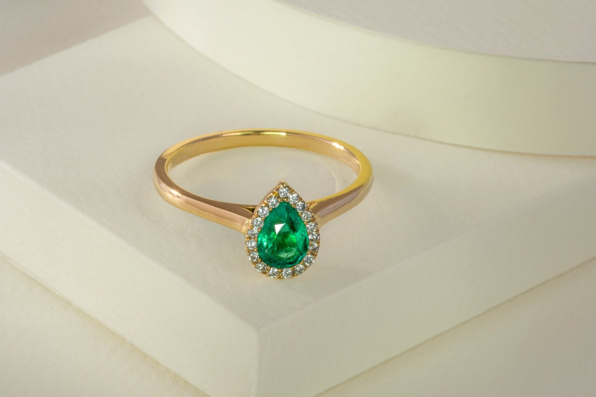 Anillo cluster oro amarillo con esmeralda y diamantes naturales - ANA157 - Etherna