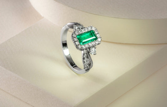 Anillo cluster oro blanco con esmeralda y diamantes naturales - ANB019 - Etherna
