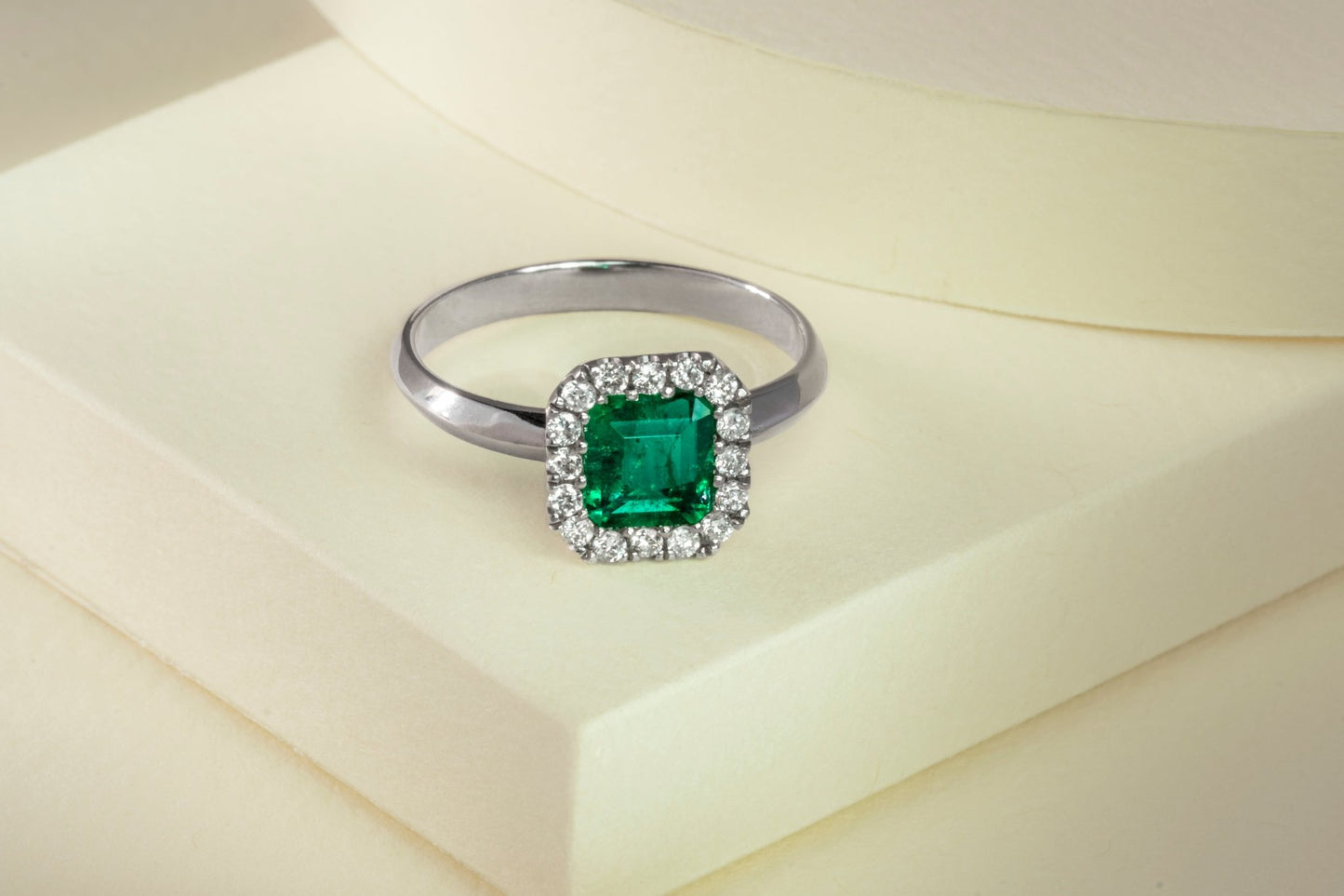 Anillo cluster oro blanco con esmeralda y diamantes naturales - ANB055 - Etherna