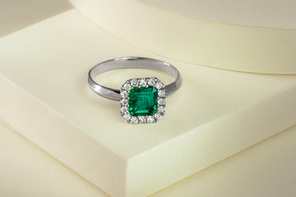 Anillo cluster oro blanco con esmeralda y diamantes naturales - ANB055 - Etherna