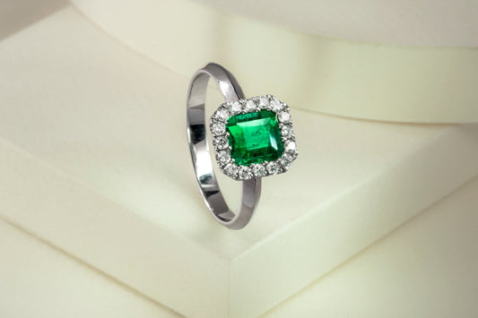 Anillo cluster oro blanco con esmeralda y diamantes naturales - ANB055 - Etherna
