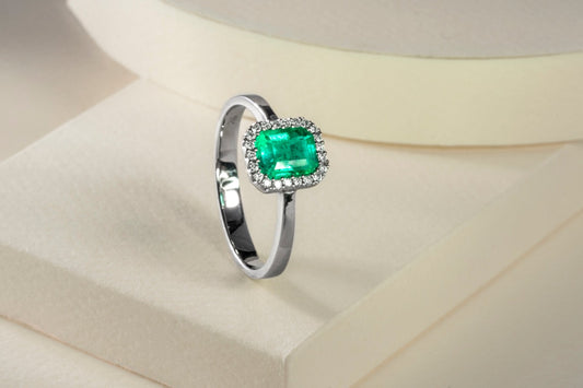 Anillo cluster oro blanco con esmeralda y diamantes naturales - ANB061 - Etherna