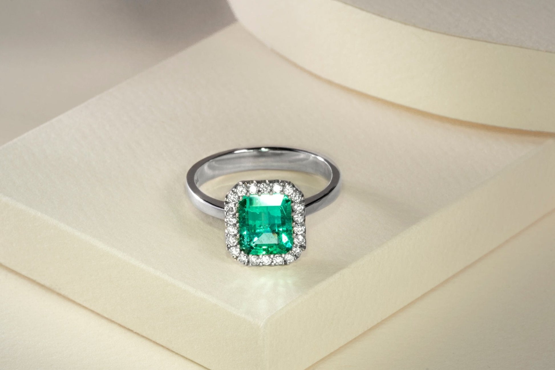 Anillo cluster oro blanco con esmeralda y diamantes naturales - ANB062 - Etherna