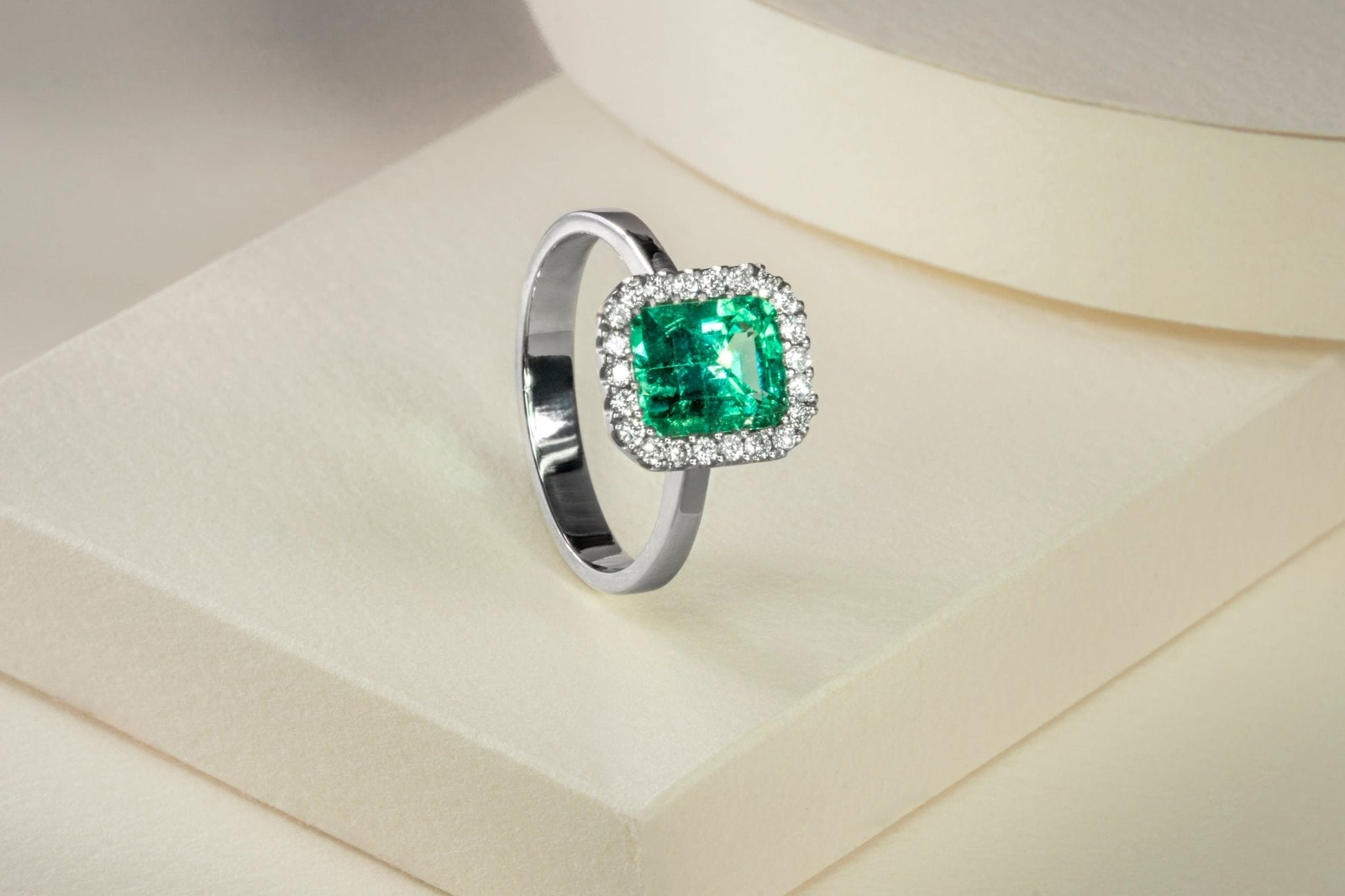 Anillo cluster oro blanco con esmeralda y diamantes naturales - ANB062 - Etherna