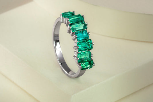 Anillo crazy oro blanco con esmeraldas naturales - ANB070 - Etherna